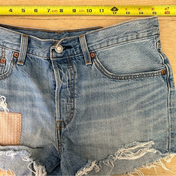 Levi’s cut off Jean shorts with patches - EUC - size 30 - Picture 4 of 5